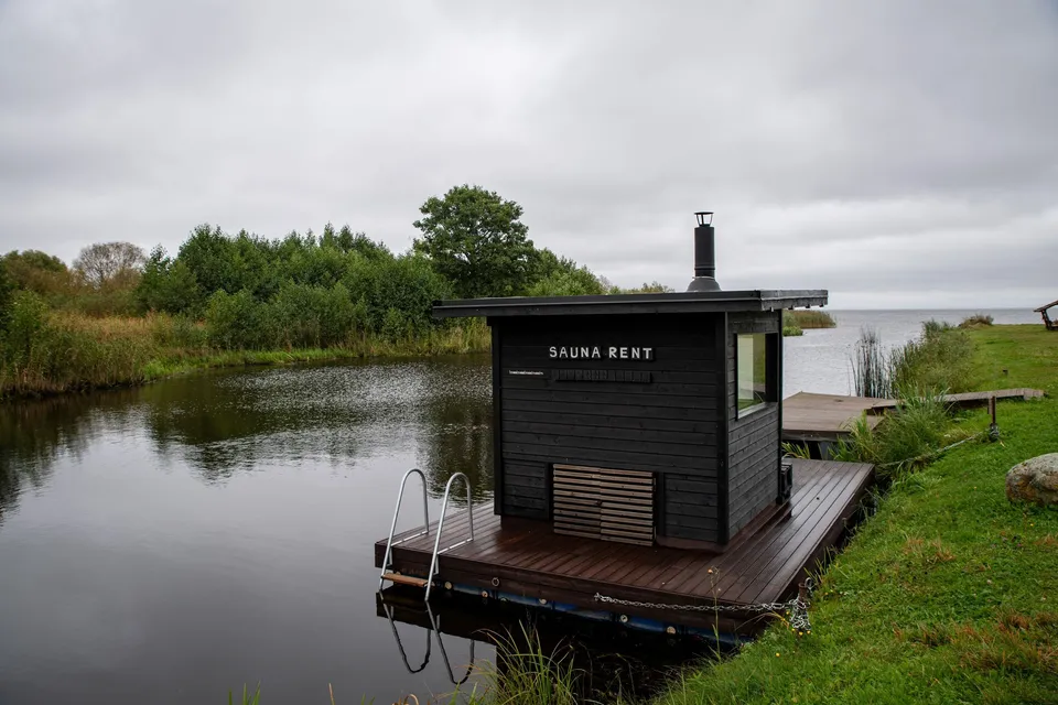 Flytande bastu vid sjön