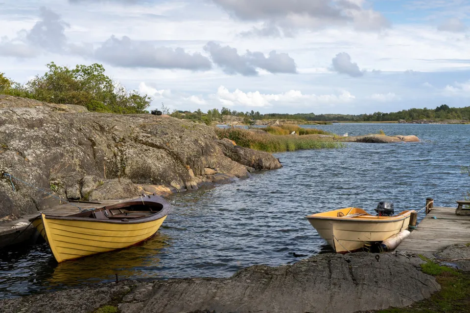Roddbåtar vid klipporna