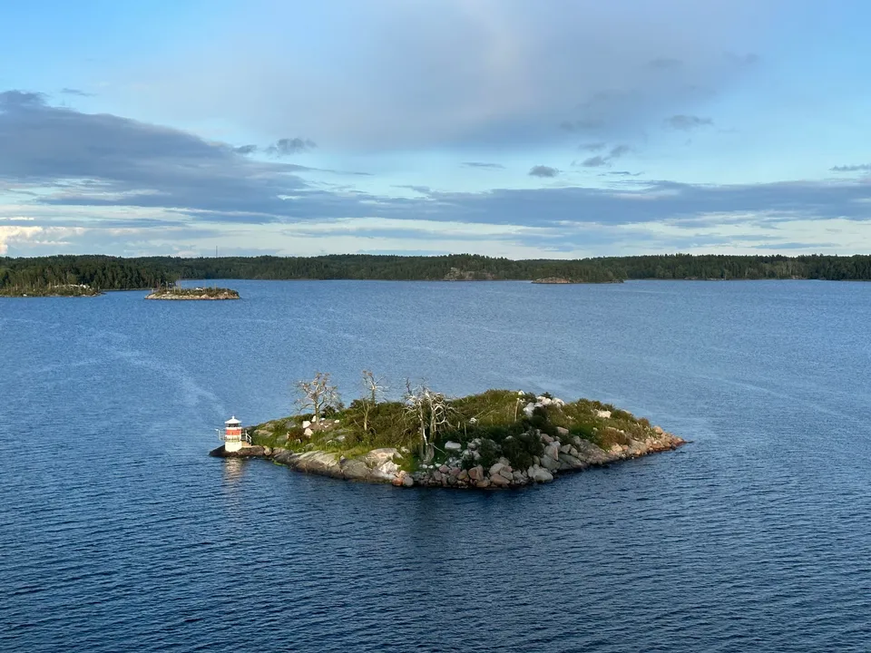 Liten ö med fyr i skärgården